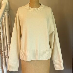 H&M Women’s cream crew neck sweater NWTS $35 size Medium
